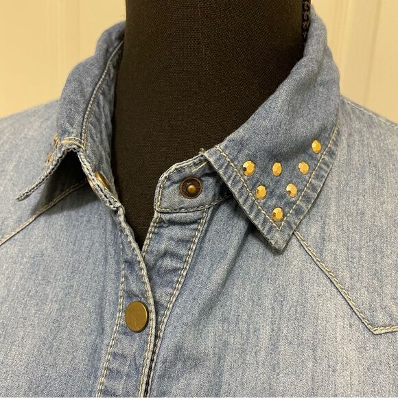 American Rag Denim Button-Up Shirt Medium Wash w/ Studded‎ Collar Women’s Small - Picture 2 of 8
